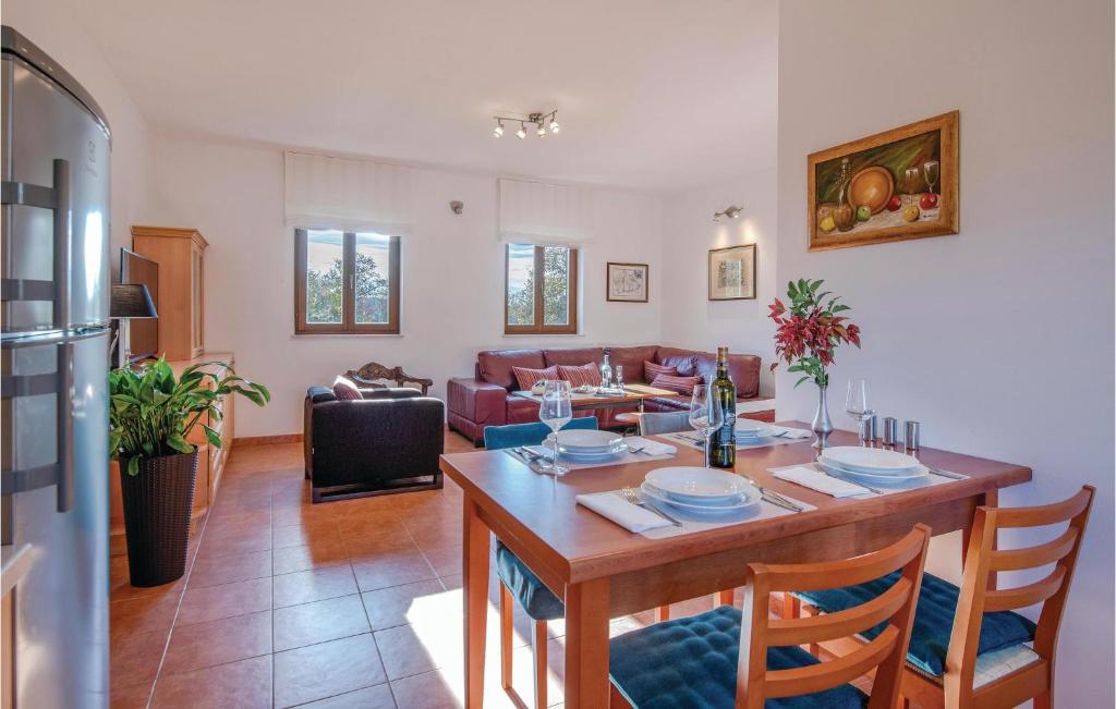 Posezení v ubytování Two-Bedroom Holiday Home In Bale