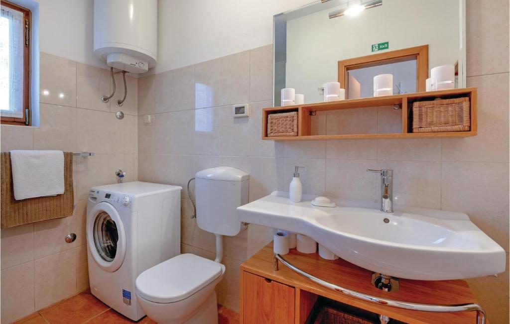 Koupelna v ubytování Two-Bedroom Holiday Home In Bale