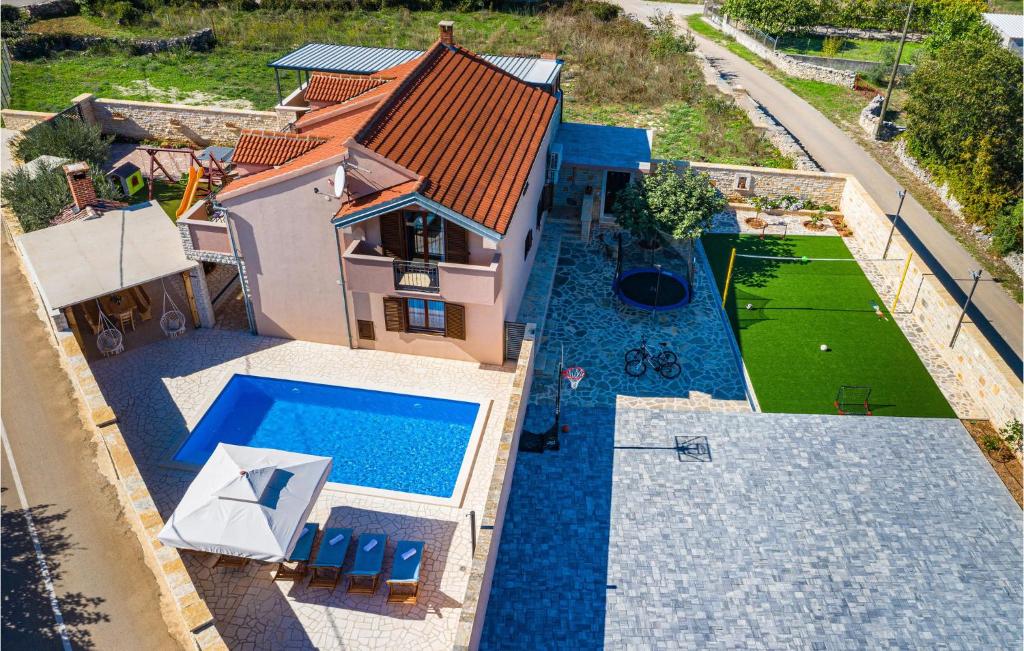 Bazén v ubytovaní 4 Bedroom Beautiful Home In Pridraga alebo v jeho blízkosti