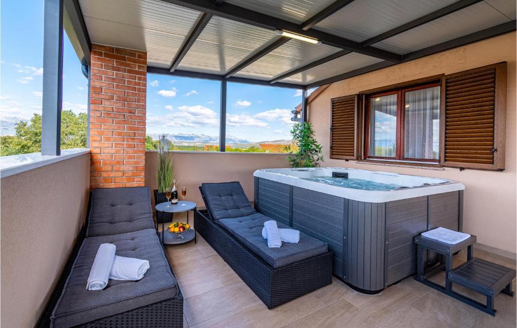 Posedenie v ubytovaní 4 Bedroom Beautiful Home In Pridraga