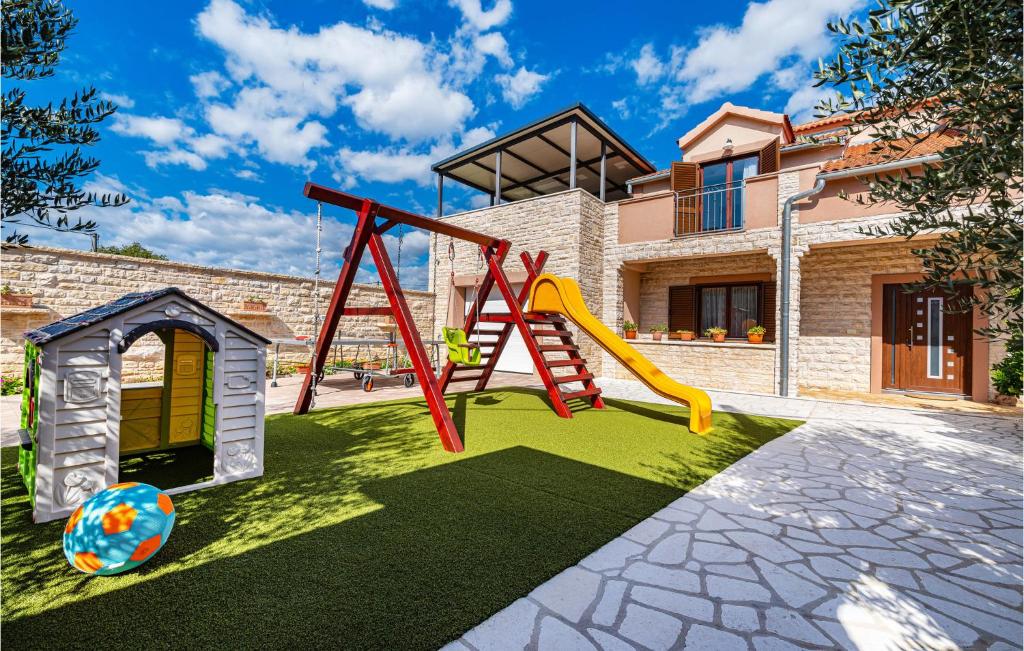 Detský kútik v ubytovaní 4 Bedroom Beautiful Home In Pridraga