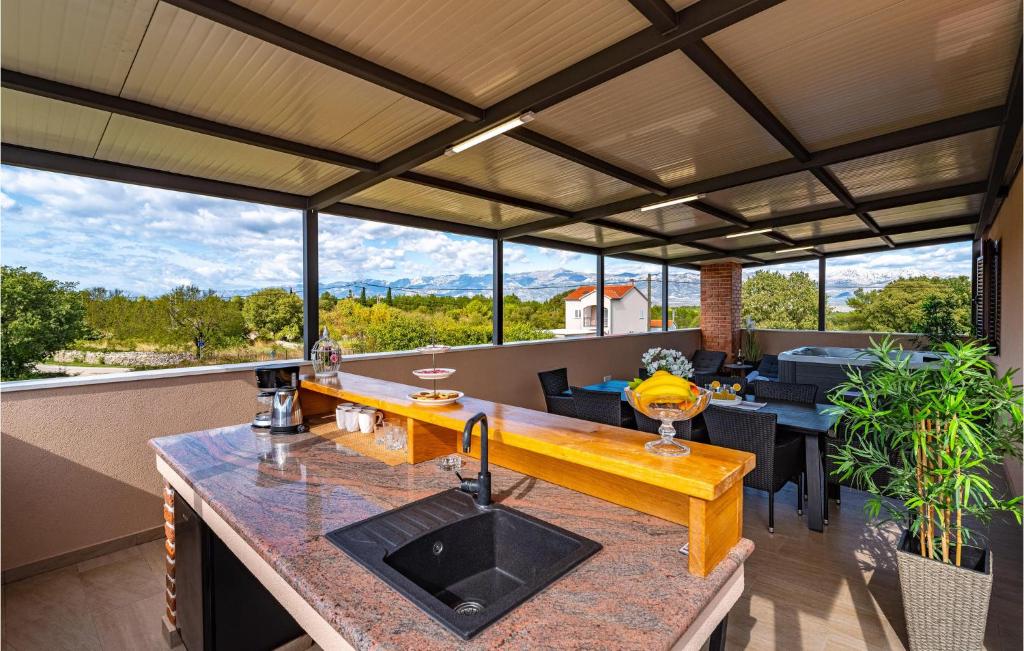 Balkón alebo terasa v ubytovaní 4 Bedroom Beautiful Home In Pridraga