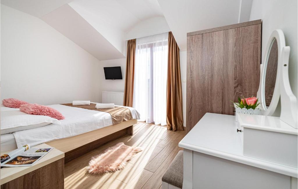 Posteľ alebo postele v izbe v ubytovaní 4 Bedroom Beautiful Home In Pridraga