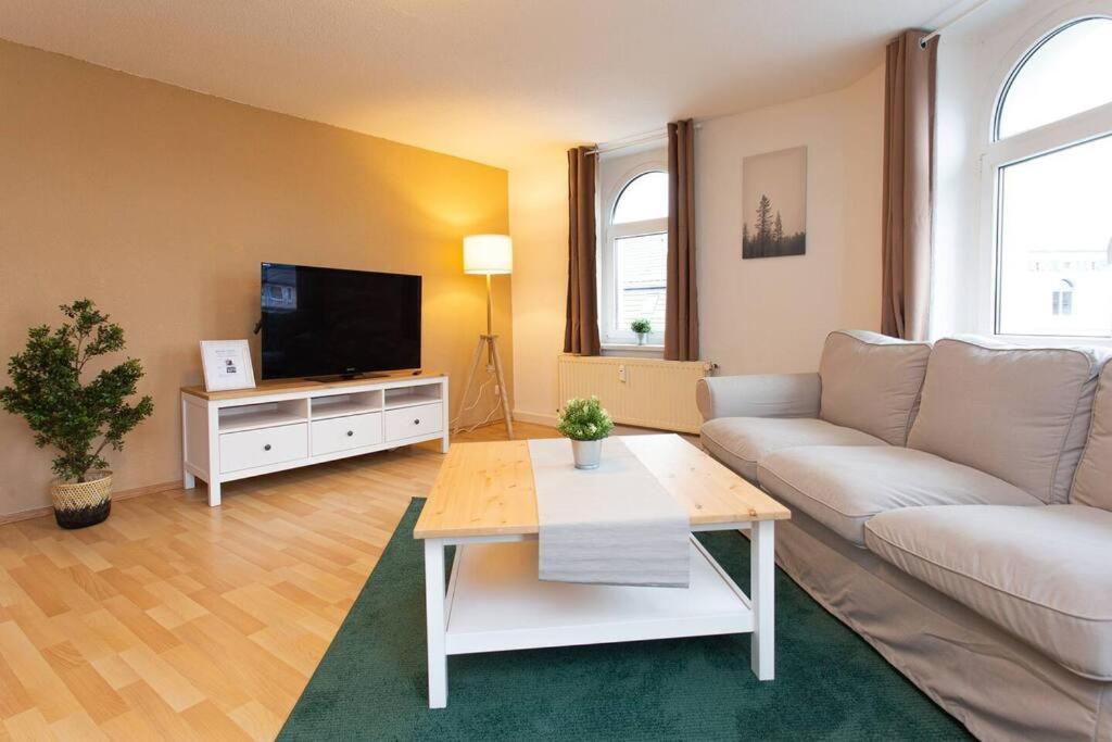 un salon avec un canapé et une télévision dans l'établissement Pretty Home Skyline Work & Stay, à Chemnitz