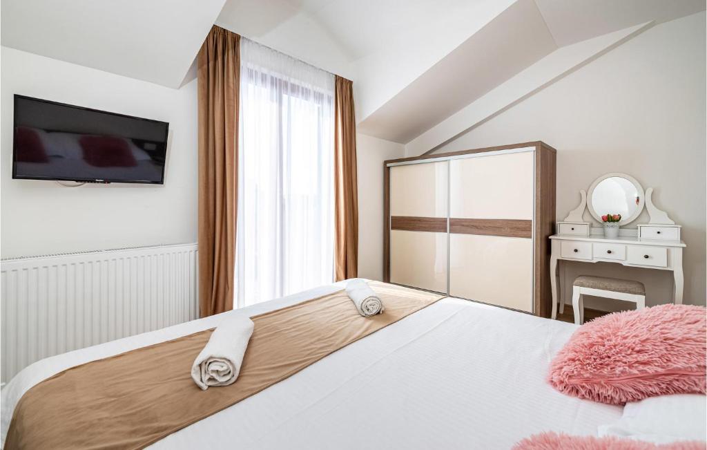 Posteľ alebo postele v izbe v ubytovaní 4 Bedroom Beautiful Home In Pridraga