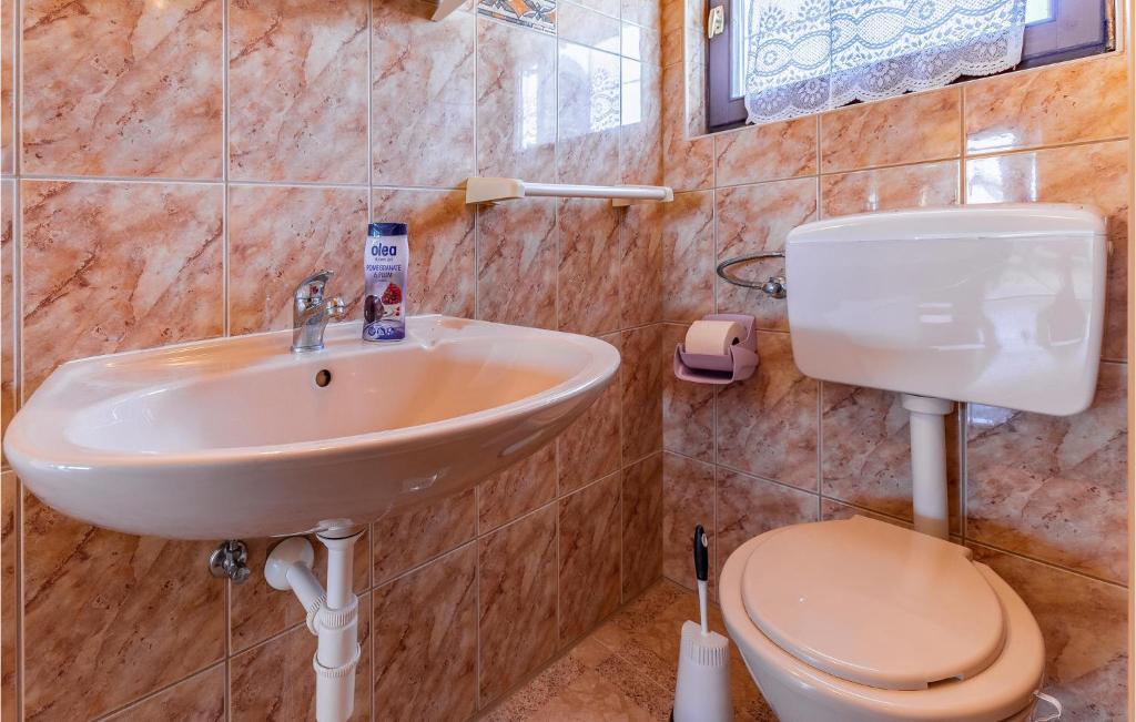 Kúpeľňa v ubytovaní 1 Bedroom Cozy Apartment In Liznjan
