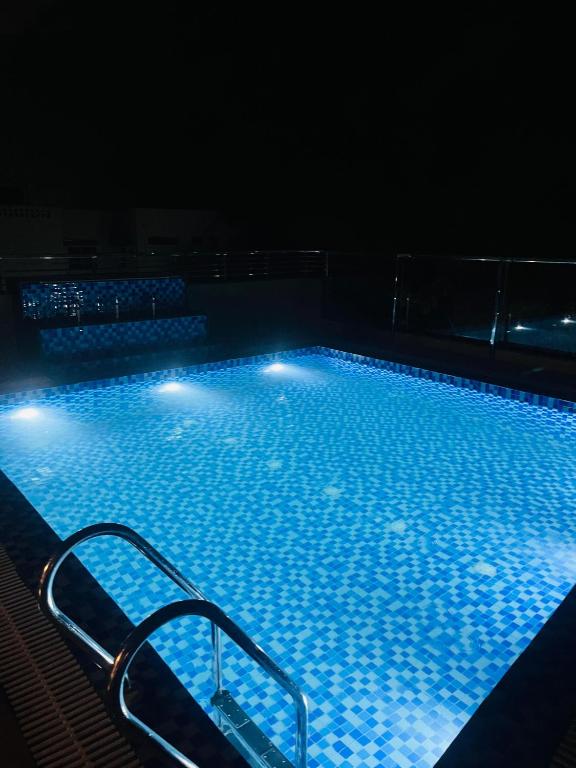 Bazén v ubytování Shri Shyam Hotel, Near Harkipauri nebo v jeho okolí