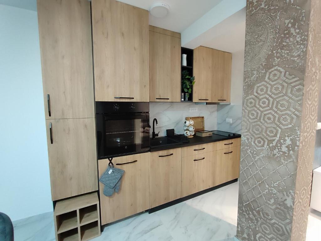 una cucina con armadietti in legno ed elettrodomestici neri di RAS ROYAL TRESKA ESCAPE Kopaonik a Kopaonik