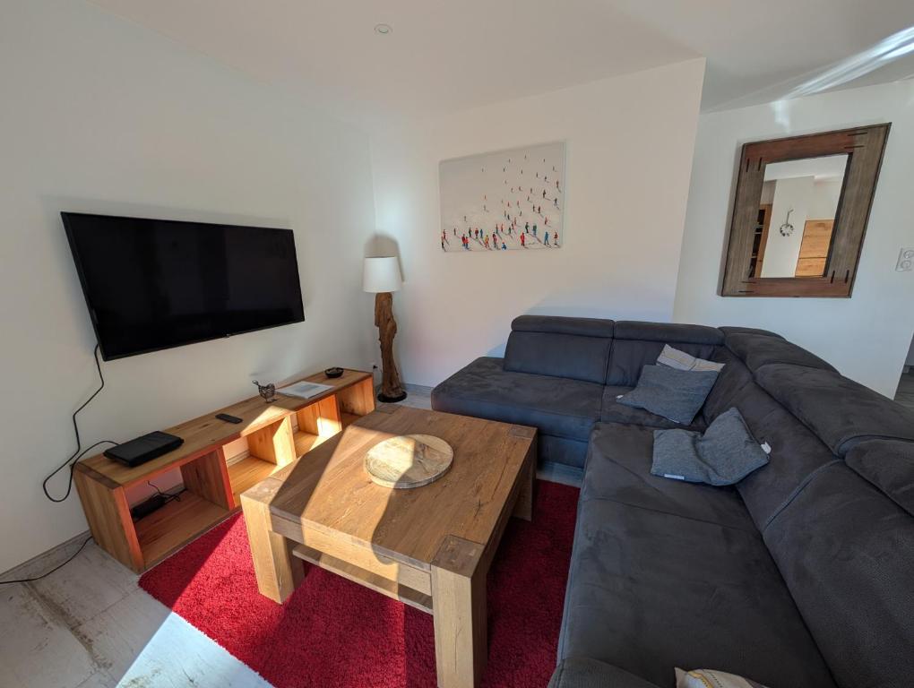 un salon avec un canapé et une table basse dans l'établissement LE YAMA, à Chamonix-Mont-Blanc