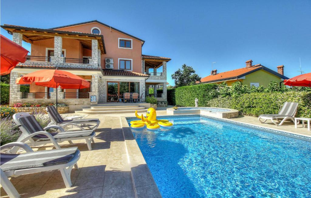 Bazén v ubytovaní Nice Home In Buje With Wifi alebo v jeho blízkosti