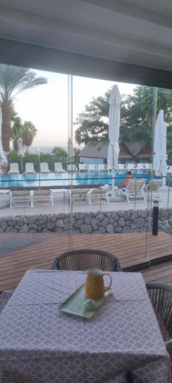 Bazén v ubytování Herbert Samuel Royal Shangri-La Eilat nebo v jeho okolí