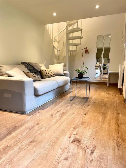 un salon avec un canapé blanc et une table dans l'établissement Dépendance aménagée, à Souffelweyersheim