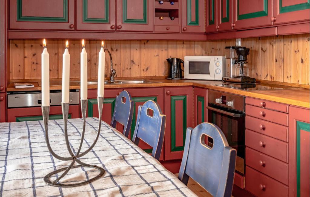 Kuchyň nebo kuchyňský kout v ubytování Cozy Home In Lillehammer With Sauna