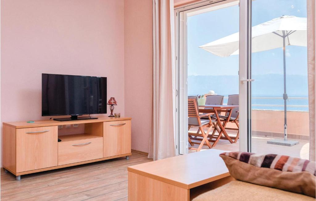 Televízia a/alebo spoločenská miestnosť v ubytovaní Holiday Home Zastrazisce With Sea View 04