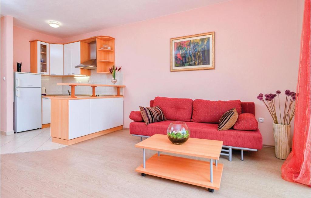 Kuchyňa alebo kuchynka v ubytovaní Holiday Home Zastrazisce With Sea View 04