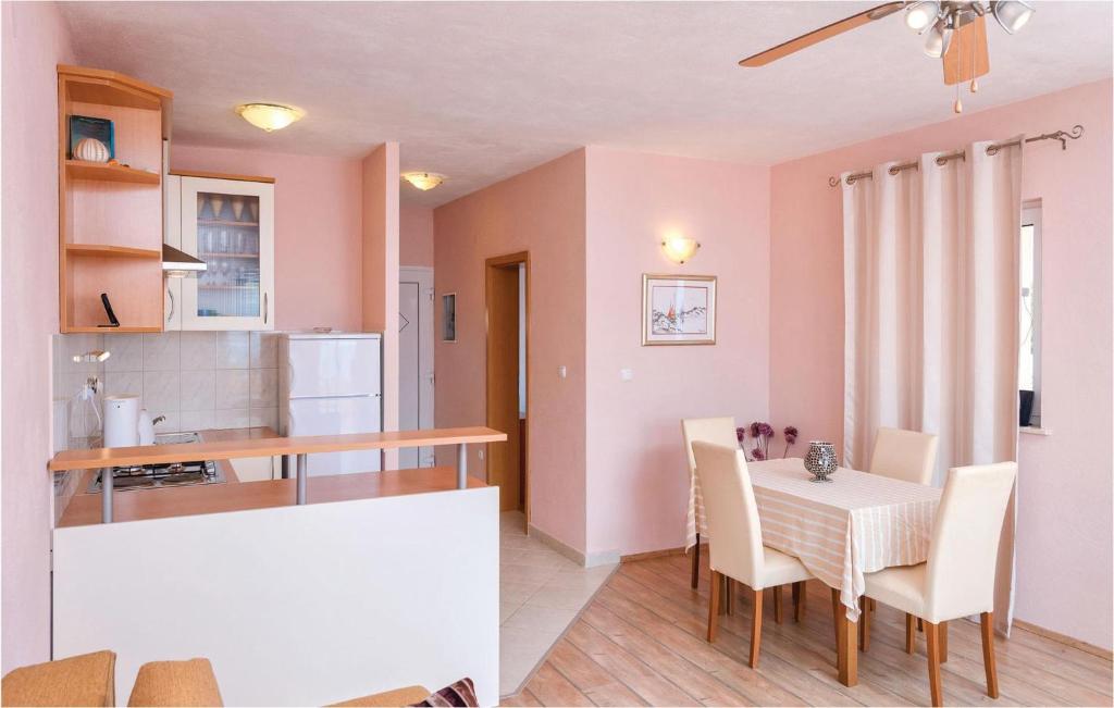 Kuchyňa alebo kuchynka v ubytovaní Holiday Home Zastrazisce With Sea View 04