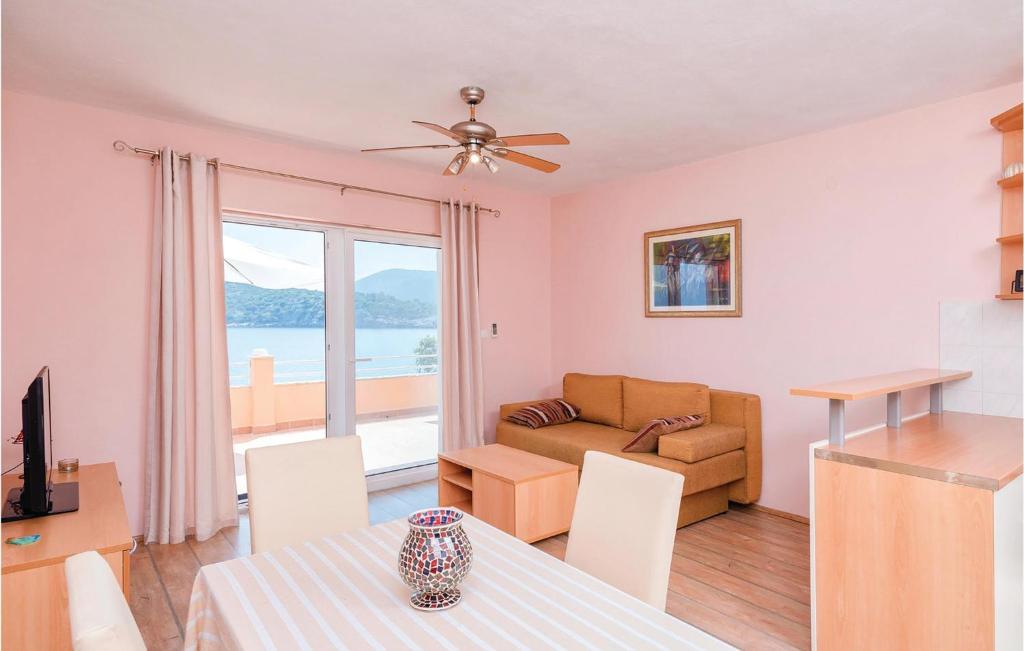 Posedenie v ubytovaní Holiday Home Zastrazisce With Sea View 04