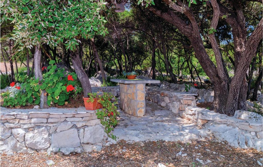 Vonkajšia záhrada v ubytovaní Holiday Home Zastrazisce With Sea View 04
