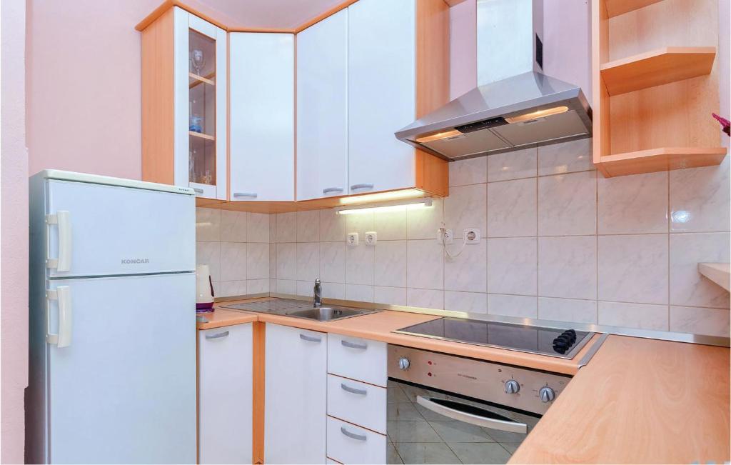 Kuchyňa alebo kuchynka v ubytovaní Holiday Home Zastrazisce With Sea View 04