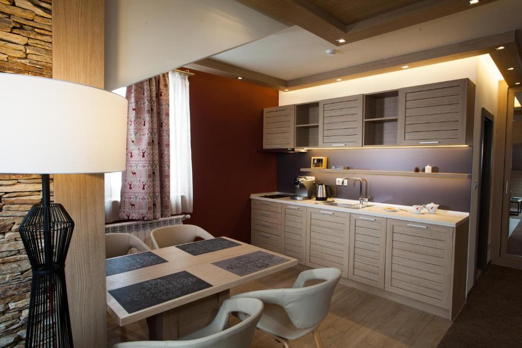 Kuchyň nebo kuchyňský kout v ubytování Amira Boutique Hotel