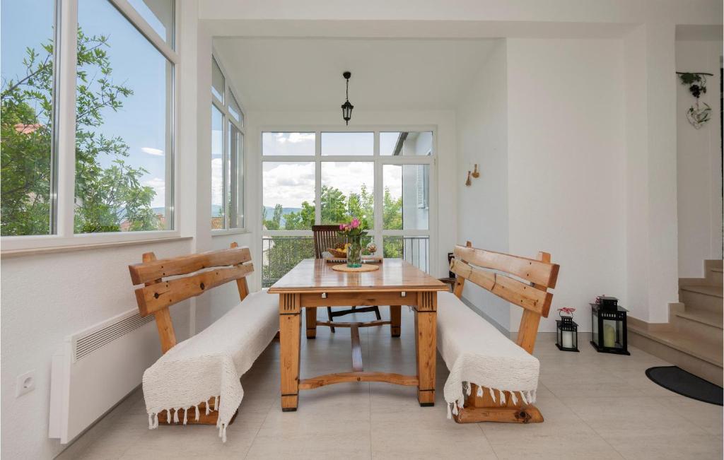 Posedenie v ubytovaní Three-Bedroom Holiday Home In Vinjani Donji