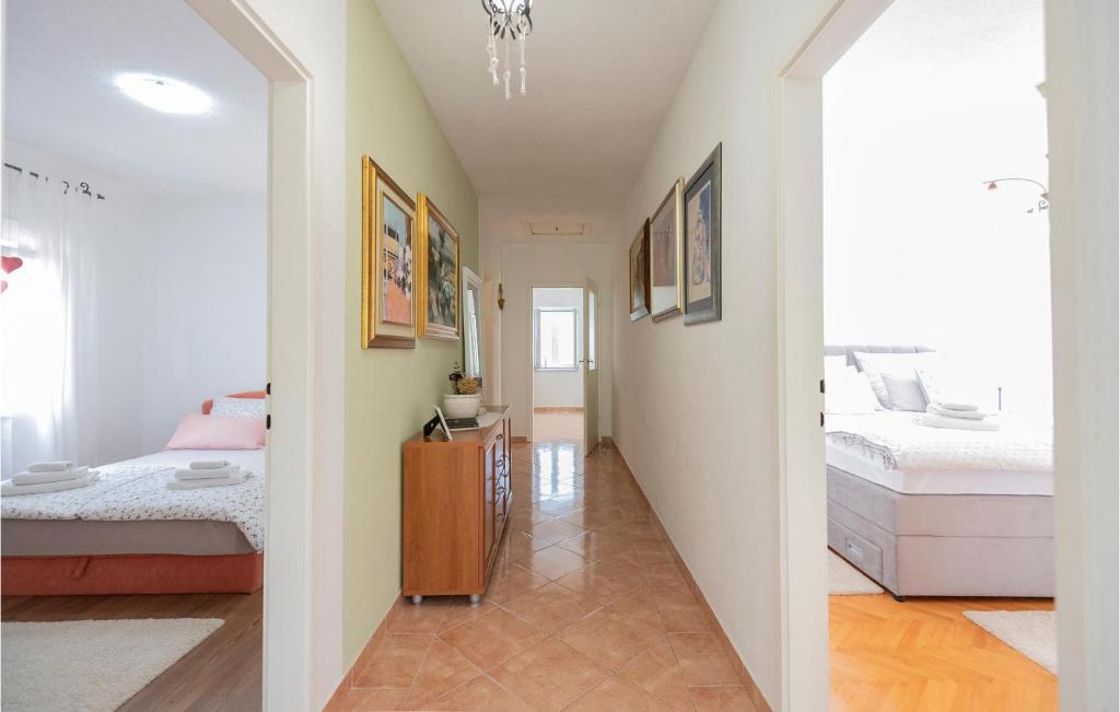 Posteľ alebo postele v izbe v ubytovaní Three-Bedroom Holiday Home In Vinjani Donji
