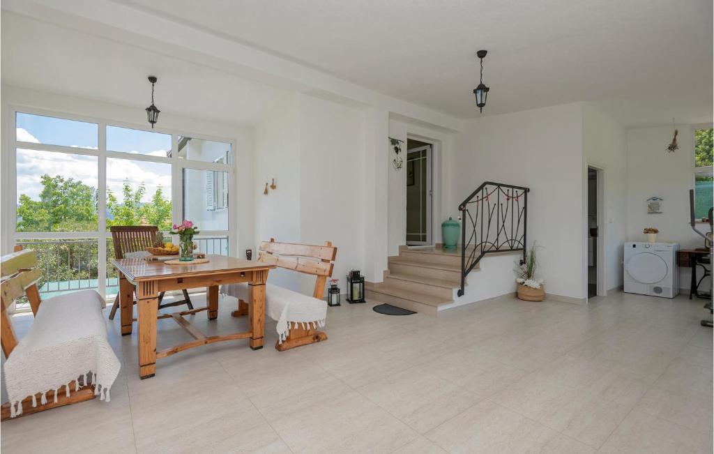 Posedenie v ubytovaní Three-Bedroom Holiday Home In Vinjani Donji