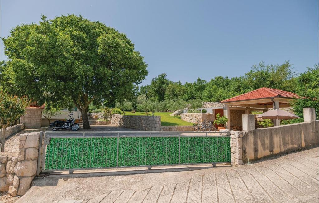 Vonkajšia záhrada v ubytovaní Three-Bedroom Holiday Home In Vinjani Donji