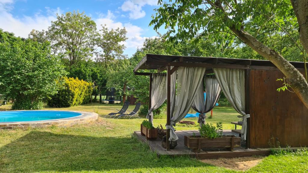 Πισίνα στο ή κοντά στο Häuschen im Grünen mit Pool, Feuerstelle & großem Garten