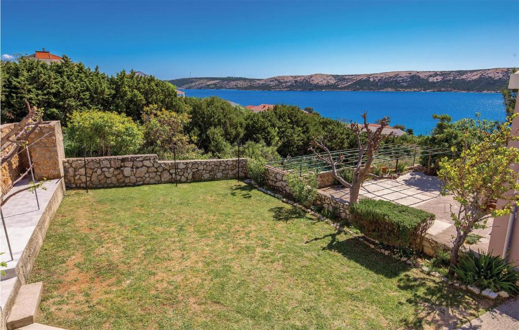 een tuin met uitzicht op het water bij Amazing Apartment In Stara Novalja in Stara Novalja
