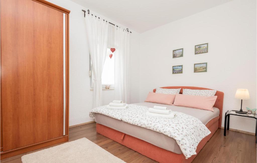 Posteľ alebo postele v izbe v ubytovaní Three-Bedroom Holiday Home In Vinjani Donji