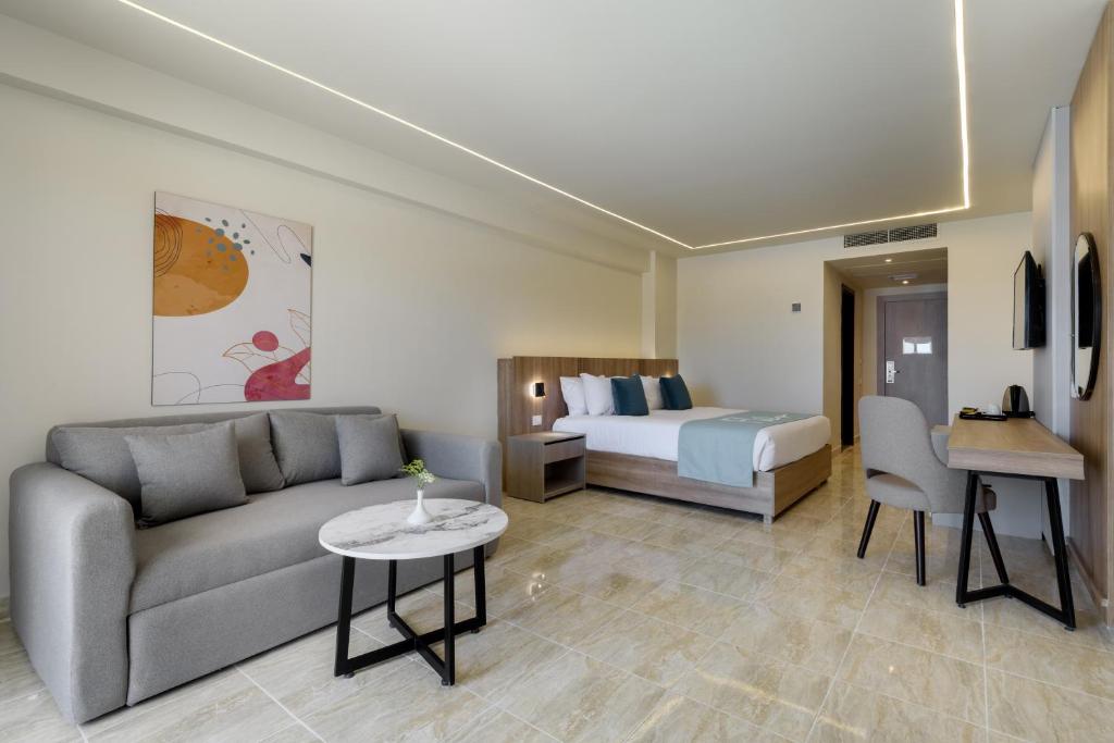 Postel nebo postele na pokoji v ubytování Flow Spectrum Resort Sahl Hasheesh