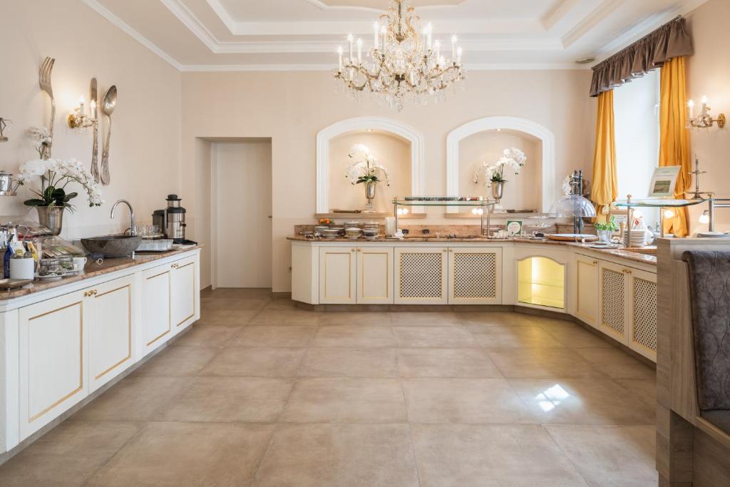 Kuchyň nebo kuchyňský kout v ubytování Hotel Unter den Linden