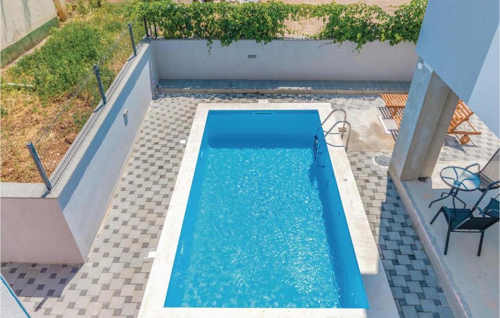 widok na basen w domu w obiekcie Amazing Studio In Biograd With Wifi w Biogradzie na Moru