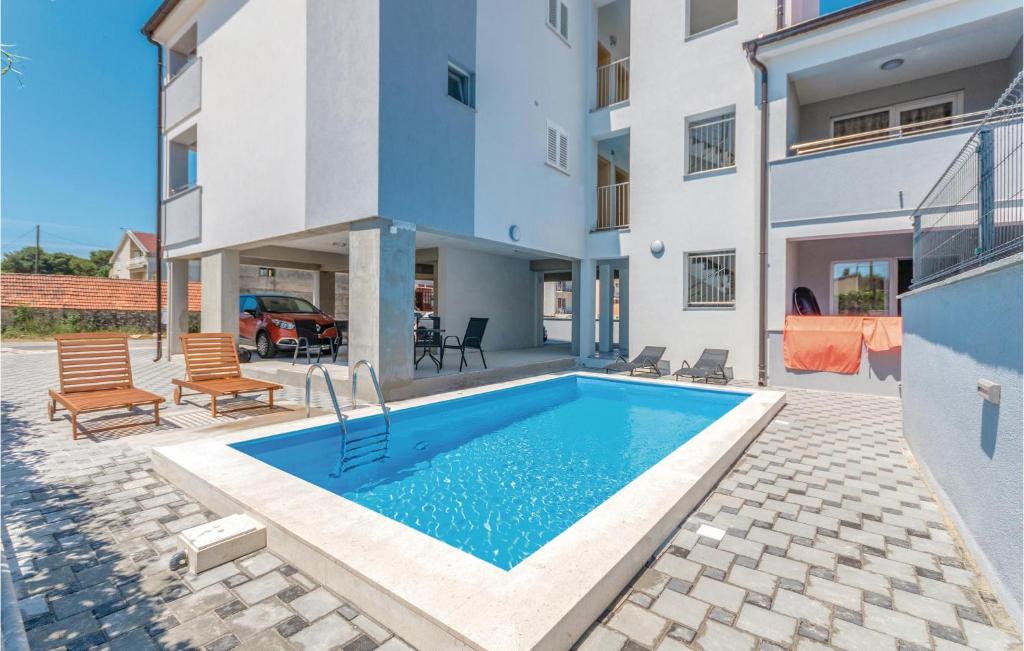 basen przed budynkiem w obiekcie Amazing Studio In Biograd With Wifi w Biogradzie na Moru