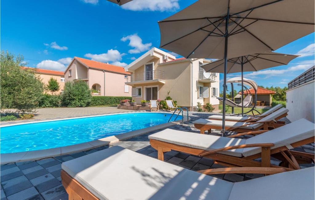 Bazén v ubytovaní Four-Bedroom Holiday Home In Pristeg alebo v jeho blízkosti