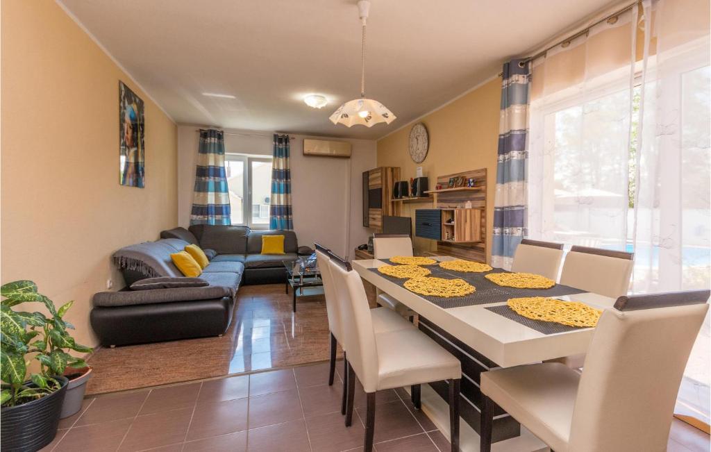 Posedenie v ubytovaní Four-Bedroom Holiday Home In Pristeg