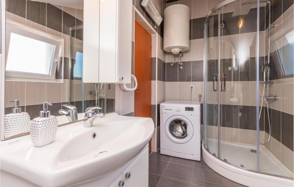 Kúpeľňa v ubytovaní Four-Bedroom Holiday Home In Pristeg