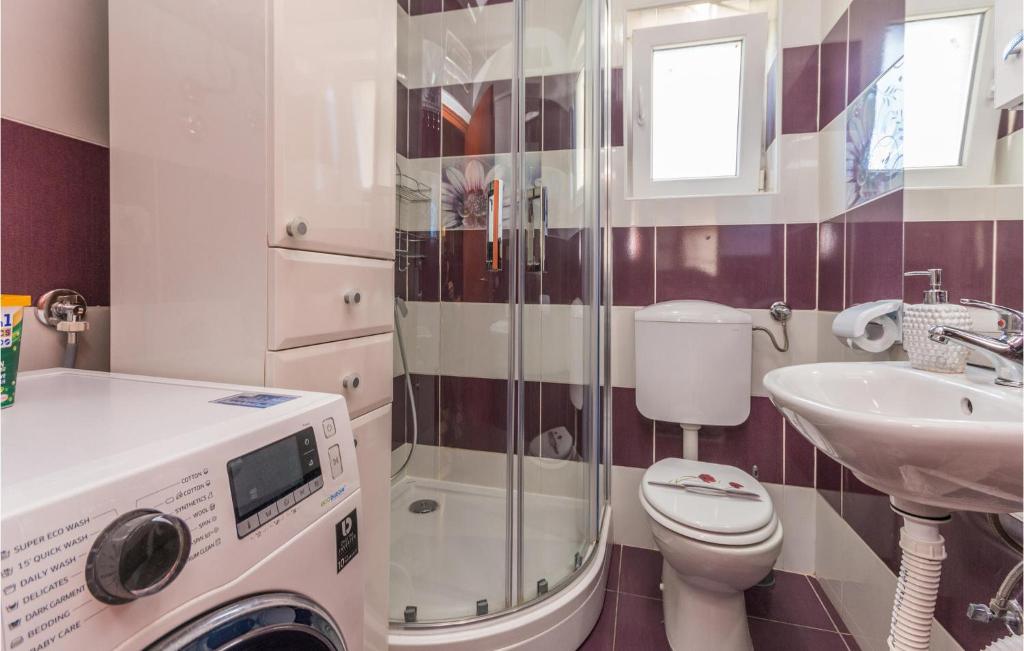 Kúpeľňa v ubytovaní Four-Bedroom Holiday Home In Pristeg