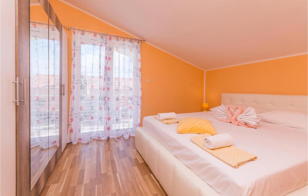 Posteľ alebo postele v izbe v ubytovaní Four-Bedroom Holiday Home In Pristeg