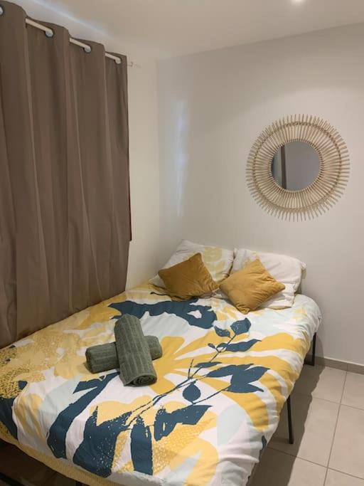 une chambre avec un lit et un miroir au mur dans l'établissement Superbe studio proche palais et plages à pieds, à Cannes