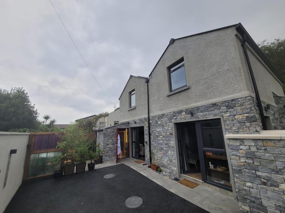 ein Steinhaus mit einer Auffahrt mit einer Garage in der Unterkunft Bath Lane Cottages & Sauna Garden x8 beds in Newcastle