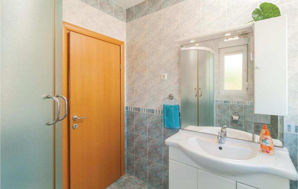 Kúpeľňa v ubytovaní Five-Bedroom Holiday Home Dugopolje With A Fireplace 03