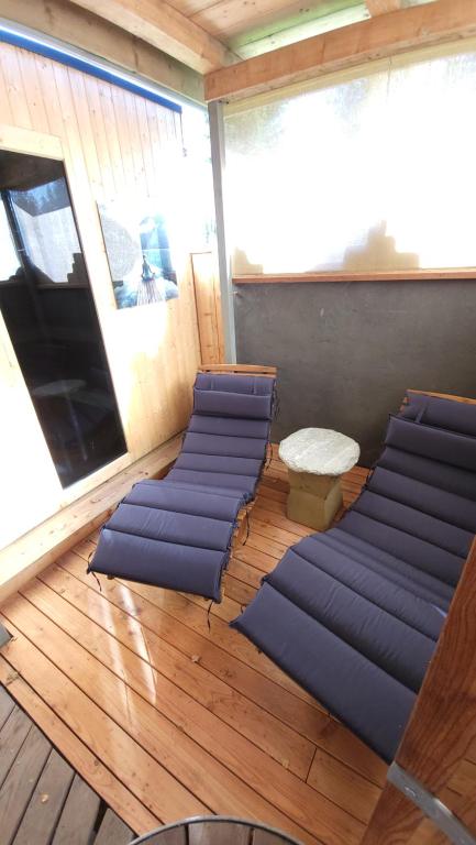 Posezení v ubytování Holztraum Chalet mit Sauna