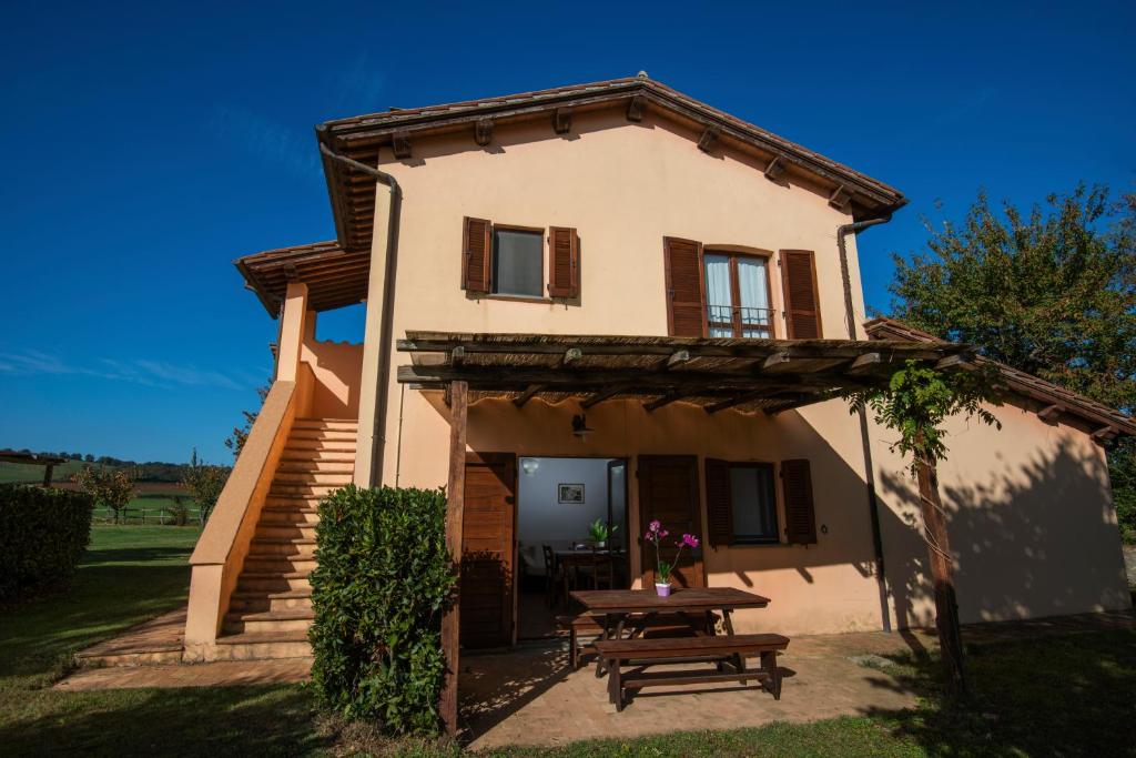 una casa con un tavolo da picnic di fronte di Agriturismo Olmo Bello a Capodimonte