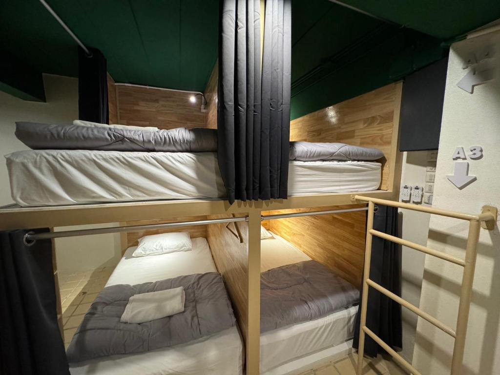 Your Place Inn - Lit Superposé Dans Une Salle De Dortoir Mixte
