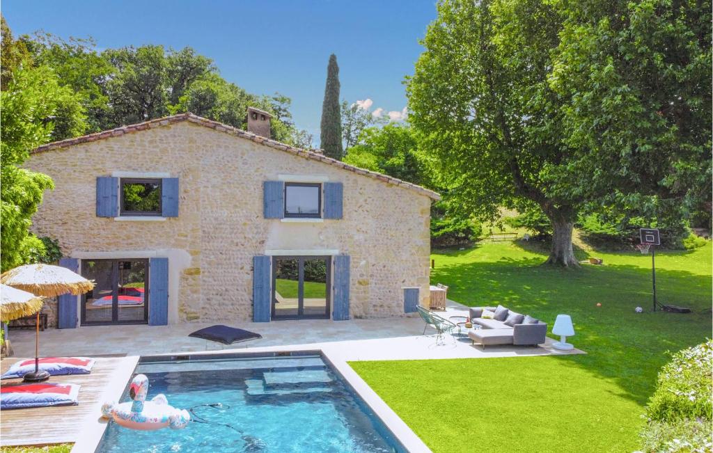 une maison avec une piscine en face d'une cour dans l'établissement Stunning Home In Etoile Sur Rhône, à Étoile-sur-Rhône