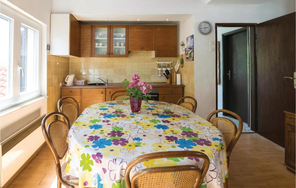 Kuchyň nebo kuchyňský kout v ubytování Three-Bedroom Apartment In Bibinje