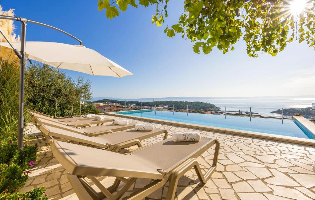 Bazén v ubytování Cozy Home In Makarska With Sauna nebo v jeho okolí