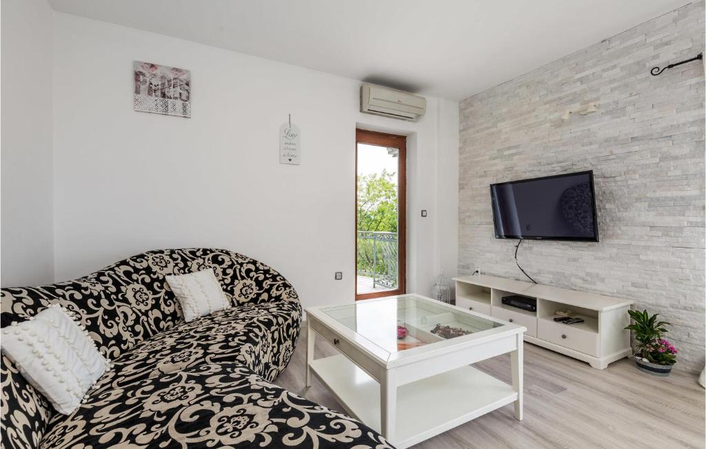 Televízia a/alebo spoločenská miestnosť v ubytovaní Gorgeous Apartment In Matulji With Wifi